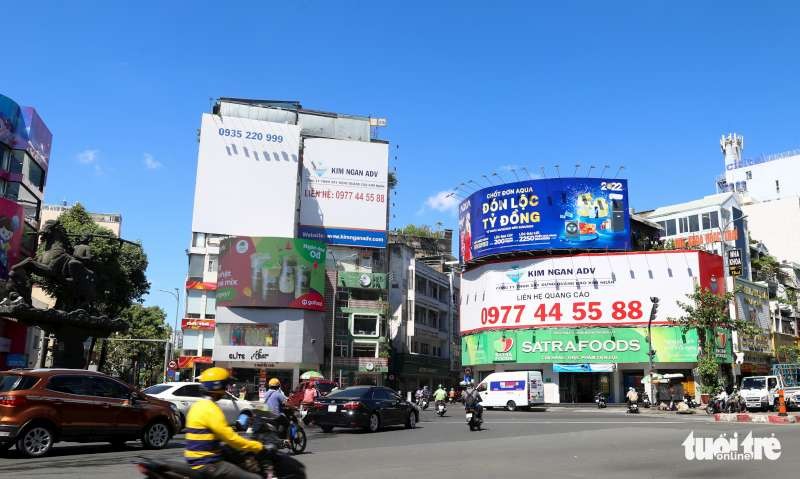 第一郡扶董天王環島的廣告牌堆疊。