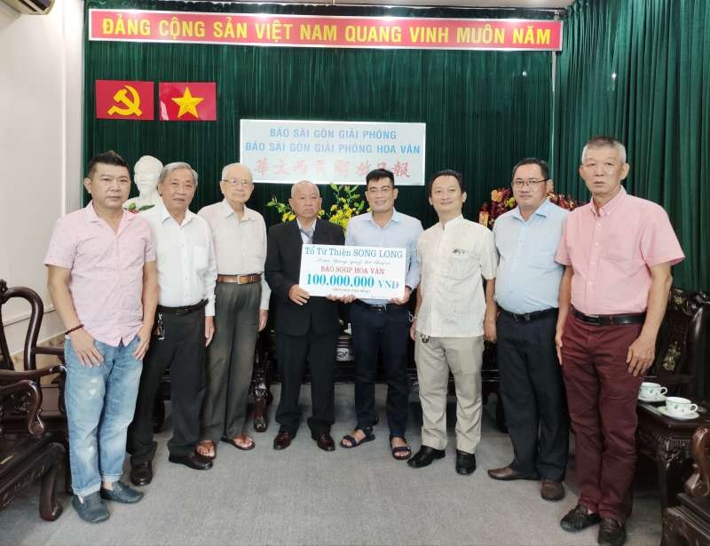 雙龍慈善組組長李庭輝向報社編委 文忠孝轉贈１億元。