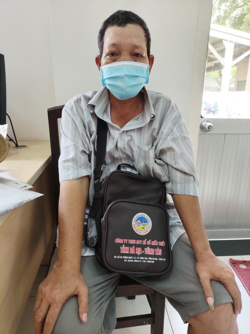 陳成得去賣彩票時來報社求助。