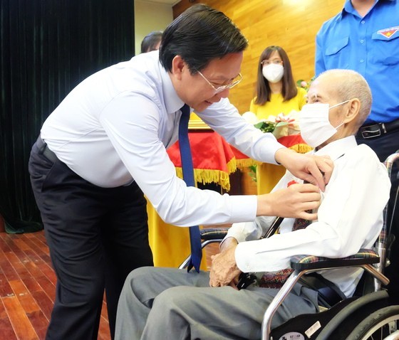 市領導頒授黨齡紀念章