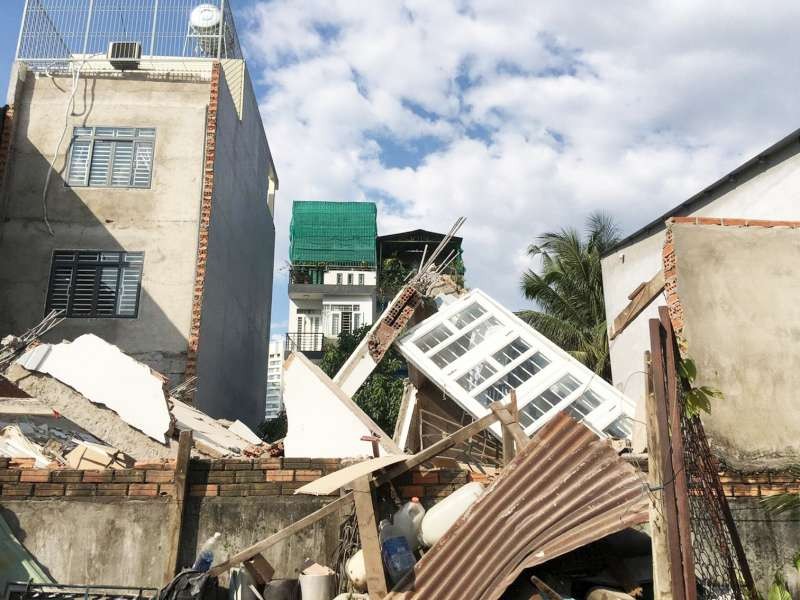 守德市桔萊港坊第三街坊區2號街11/11B住房工程倒塌，殃及相鄰的4棟住房，所幸沒有造成生命損失。