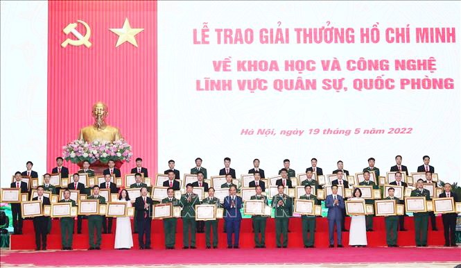 國家主席向優秀軍事科研項目頒獎