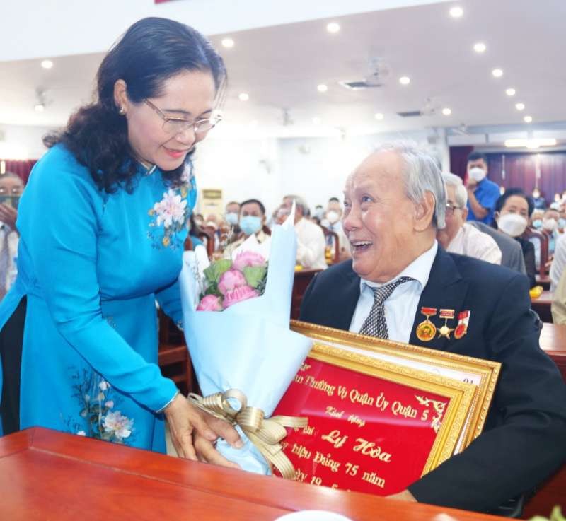 市人民議會主席阮氏麗向黨員頒發黨齡紀念章。