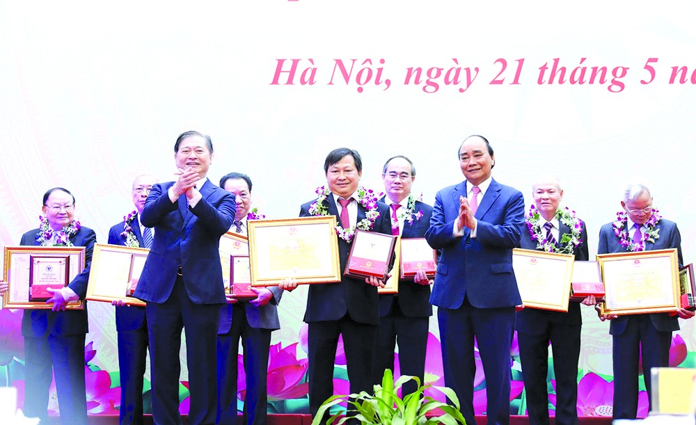 國家主席阮春福頒授獎狀給科技知識份子。