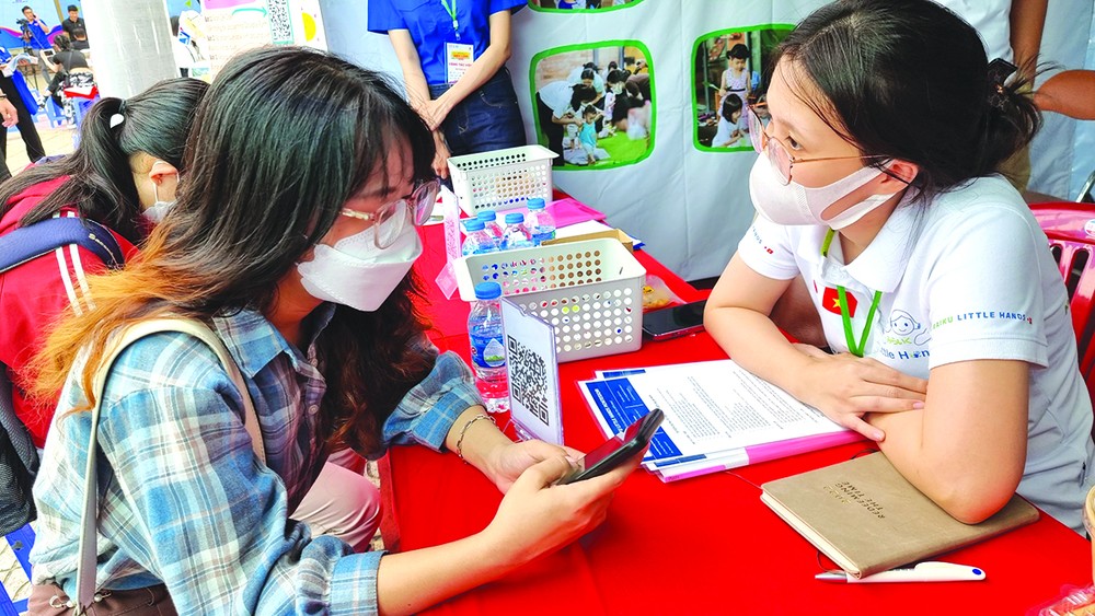 大學生參加應徵。