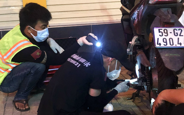 盛祿人民輔助隊的志願者幫助在路人修理車。