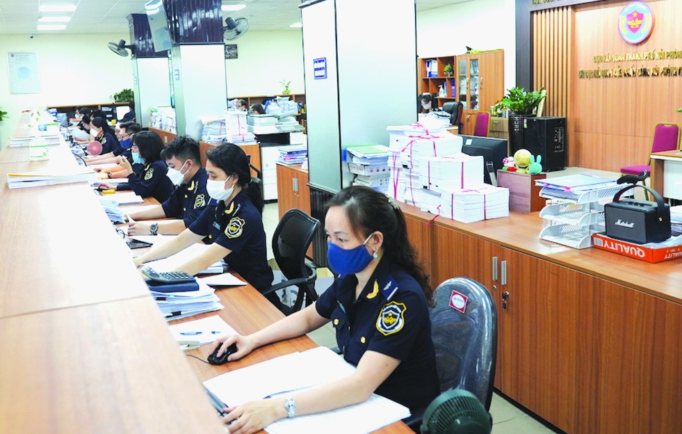 在執行任務的海關幹部。