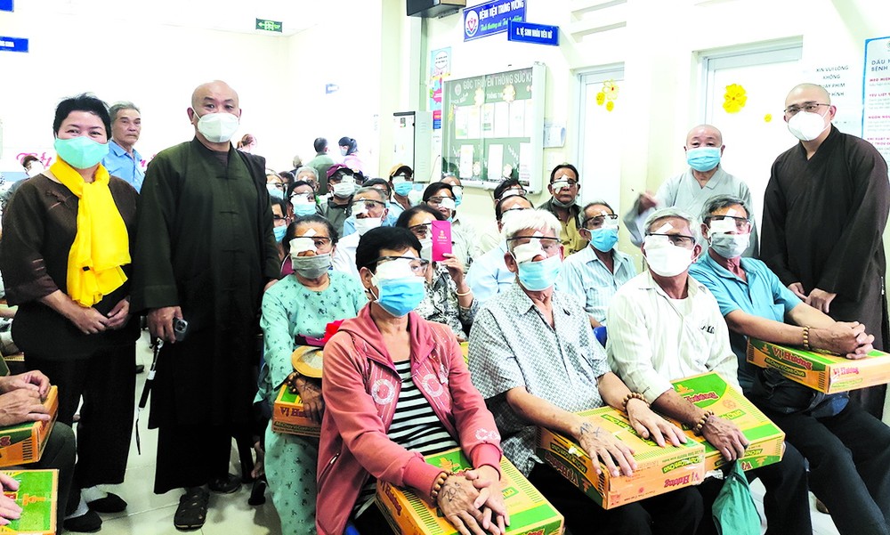 同塔省貧困農民手術後獲贈送禮物。