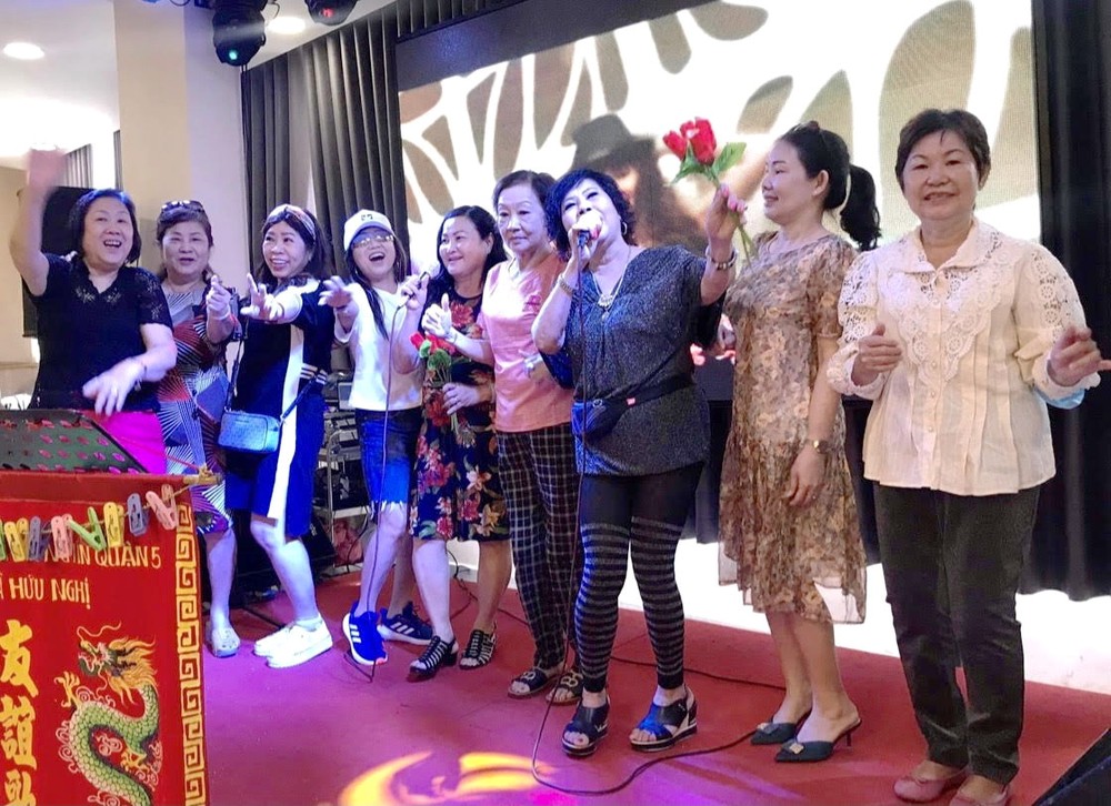 歌友們開開心心地高歌娛樂。