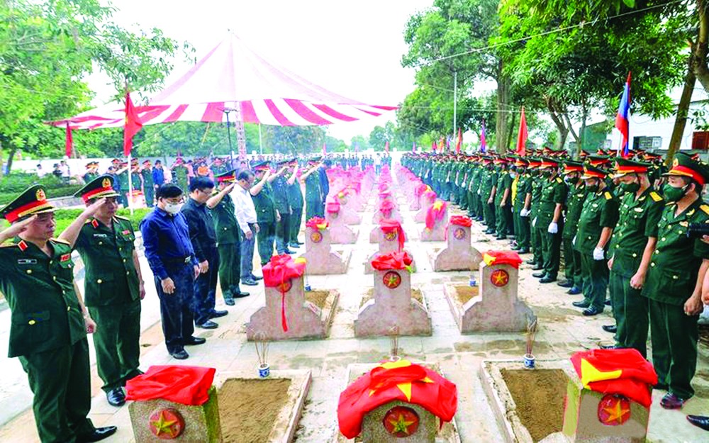 安葬 103 位越南志願軍骸骨