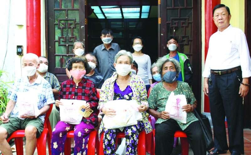 福建二府會館向高齡鄉親贈送粽子