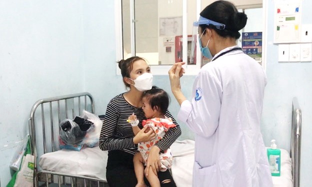 手足口病患兒在第一兒童醫院接受治療。