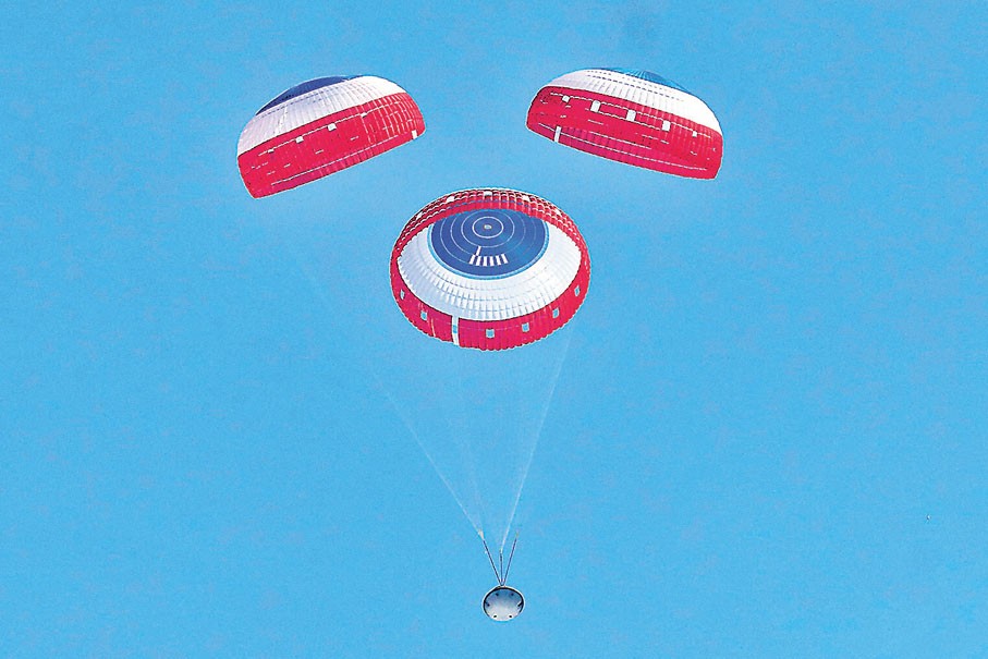 「星際客機」成功返回地球。 美聯社