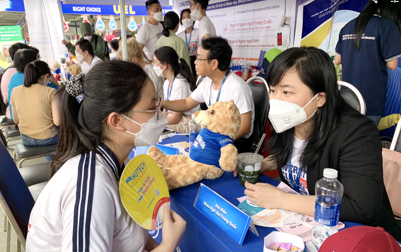 學生參加大學招生咨詢會議。