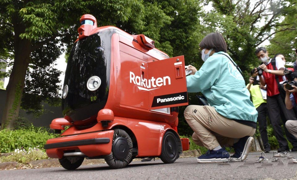 裝載著商品的自動送貨機器人。