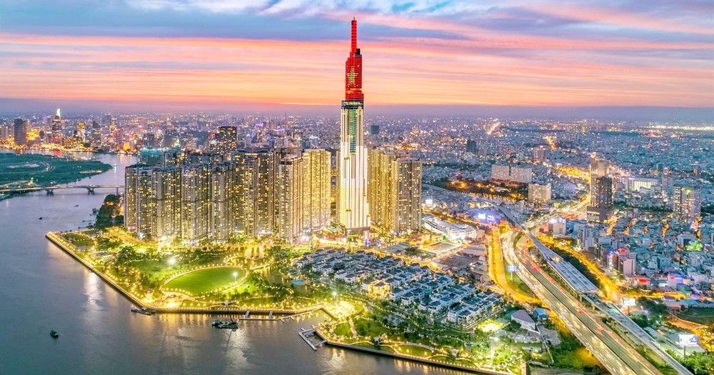 夜幕下燈光璀璨的胡志明市。