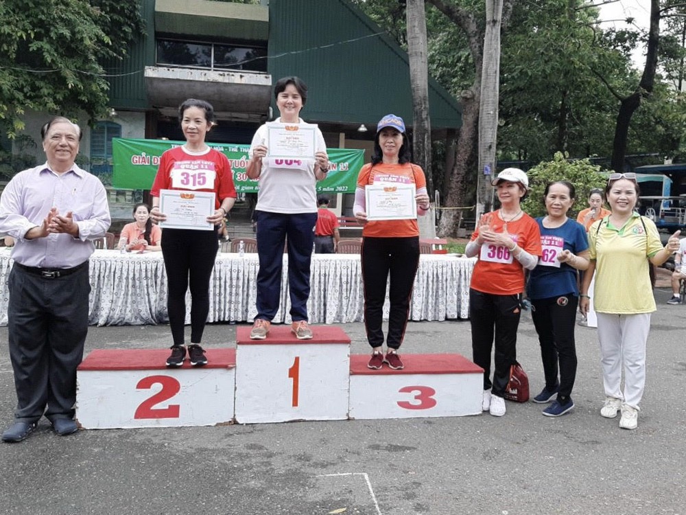 郡高齡人會主任朱杞文(左一)向獲獎者頒獎。