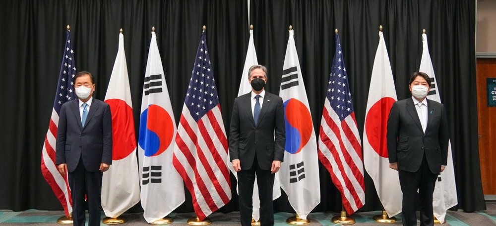 2月12日，時任韓外交部長官鄭義溶(左起)、美國務卿布林肯和日本外務大臣林芳正在舉行會談前合影留念。