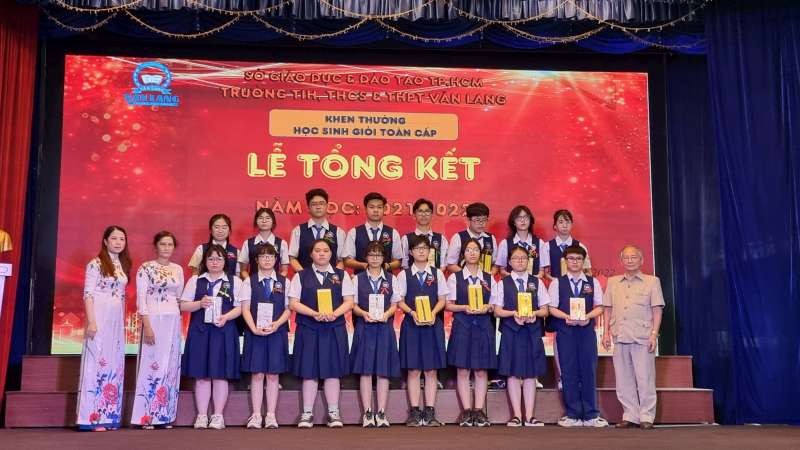 文朗學校校委頒獎給優秀生。