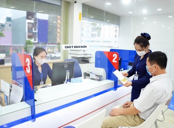 銀行人員向企業提供貸款諮詢。