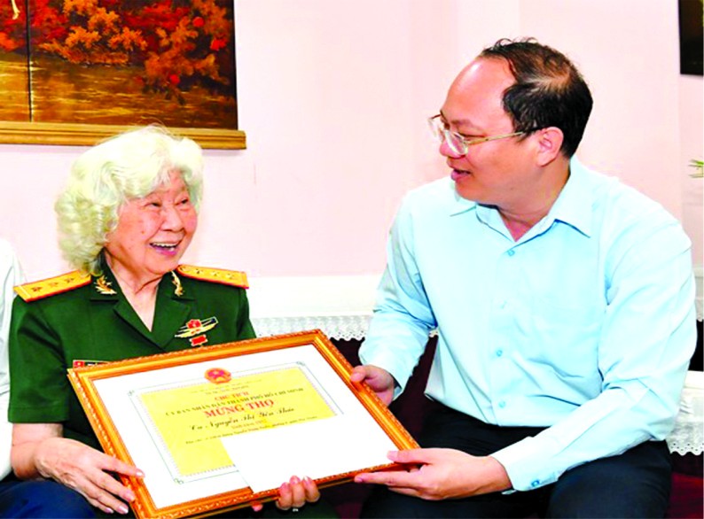 市委副書記阮胡海向阮氏安草大娘祝壽。