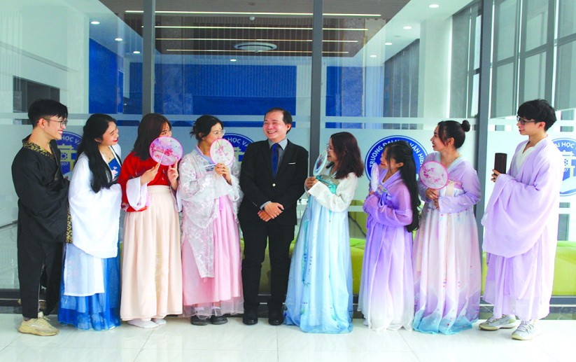 　　文獻大學外語系副主任賴開榮(中)與參加表演的大學生合照留念。