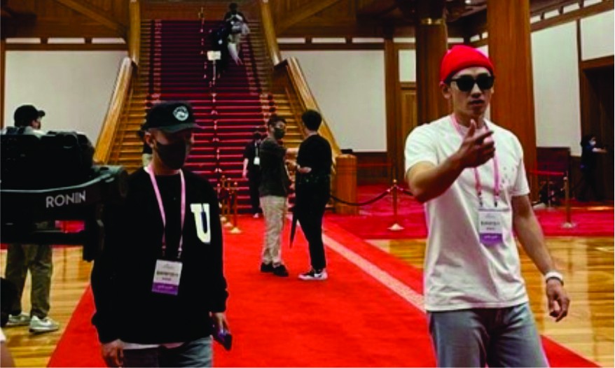 歌手Rain(頭戴紅帽)訪青瓦台。