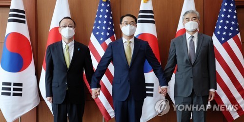 在韓國首爾，韓美日三國對朝代表舉行會晤。