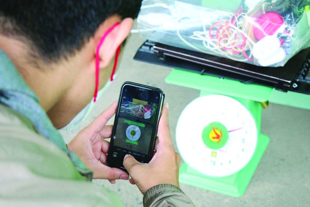 民眾在電子設備收集地點掃描。