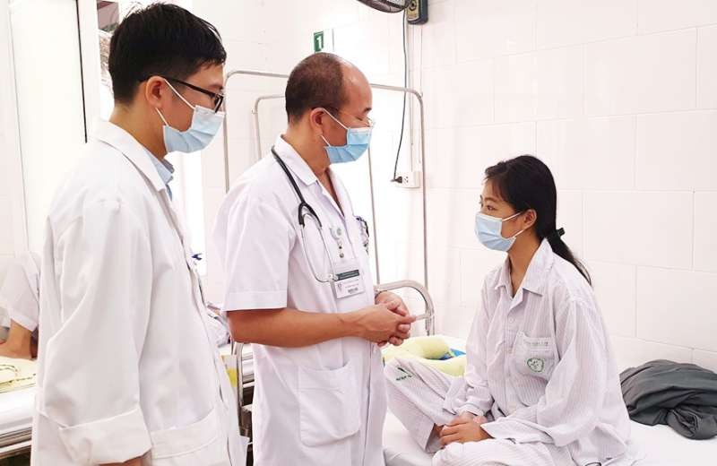 醫生慰問從非洲輸入的惡性瘧疾病人。