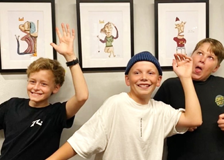 多位好友到場支持比瑟舒特（中）。