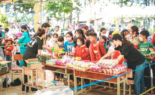 “背包客連結”慈善組的成員給德農省達克隆縣達拉芒鄉的孩子們 贈送禮物並組織娛樂活動。