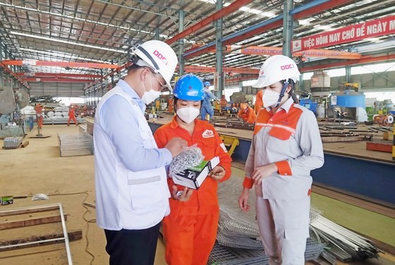 大勇公司黨支部黨員到廠房問候工人。