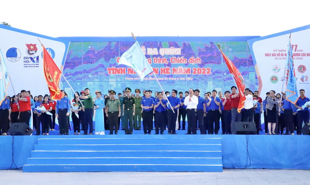 各代表接過旗幟正式出發開展暑期志願活動。