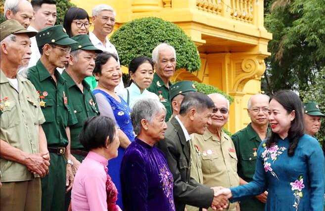 國家副主席會見革命有功者