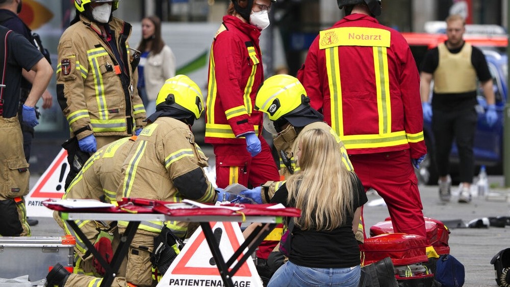 救援人員在協助一名傷者。