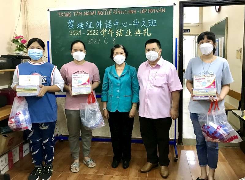 阮氏紅鶯校長與丁文森先生向優等生頒獎。