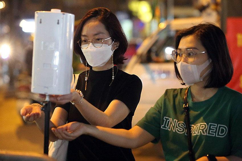 居民和遊客在還劍湖周邊的步行街遊玩時，仍保持消毒、戴口罩和遵守 防疫規定的良好習慣。