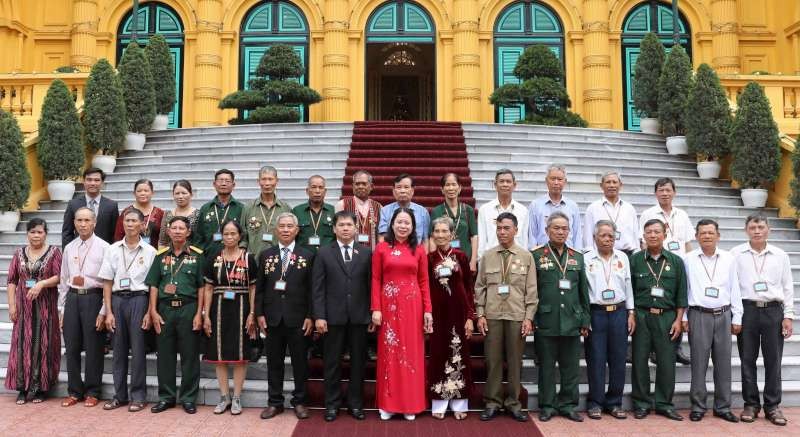 德農省對革命有功者代表團。