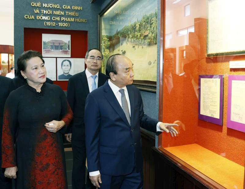 國家主席阮春福與各位原領導參觀范雄同志 珍貴圖片資料展。