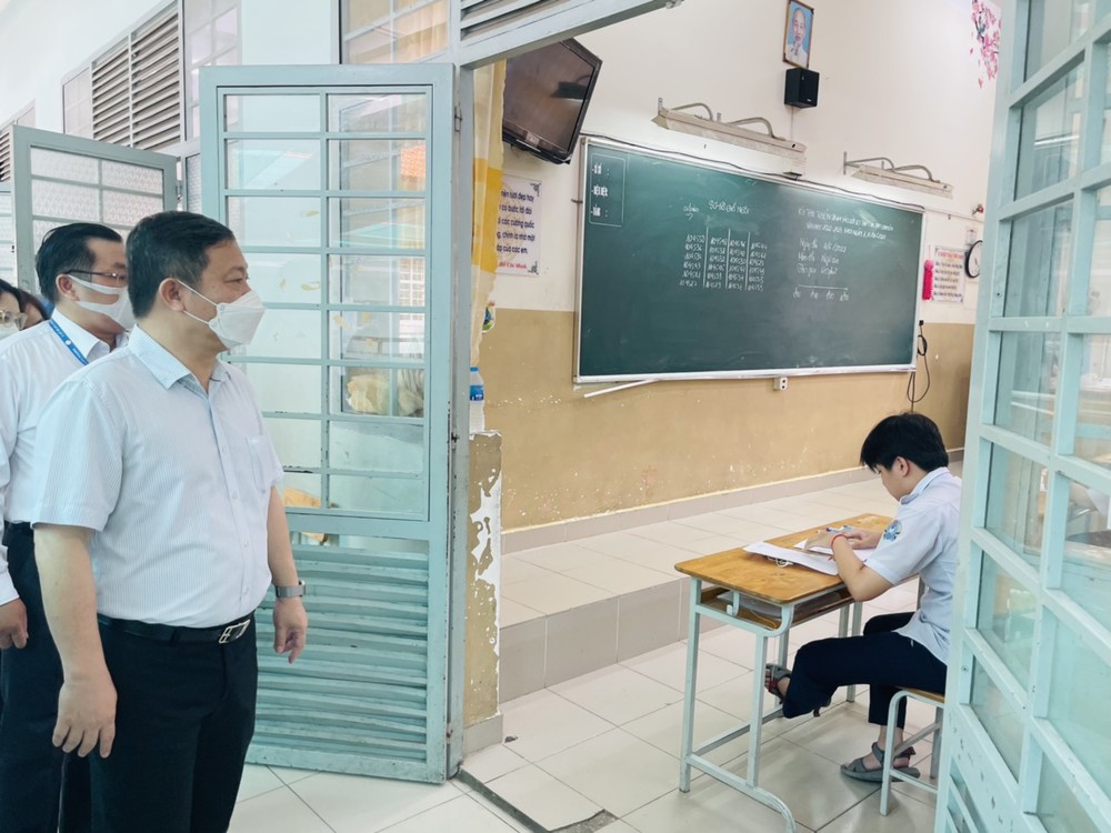 市人委會副主席楊英德檢查考試組織工作。