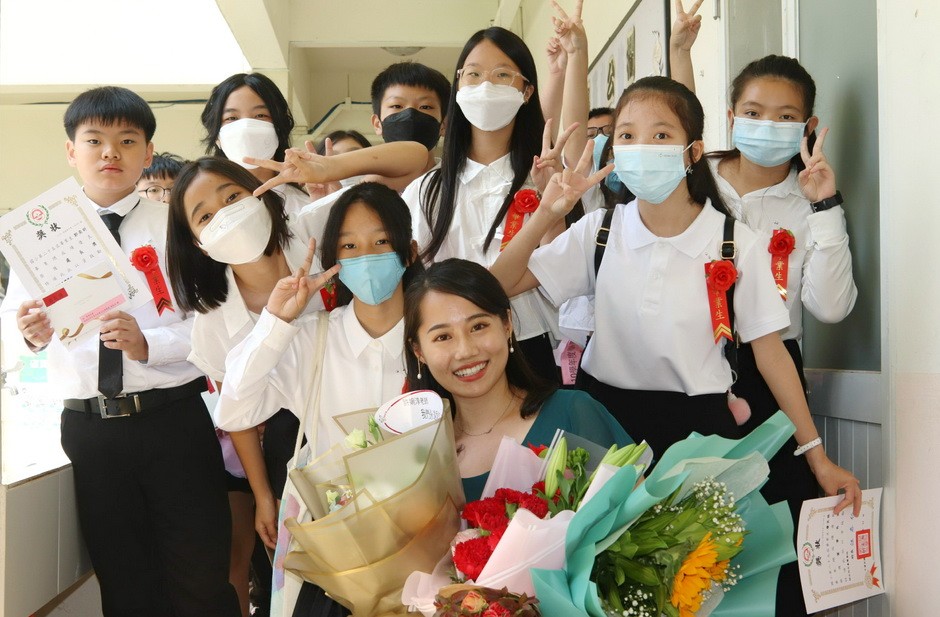 畢業生與老師合照。