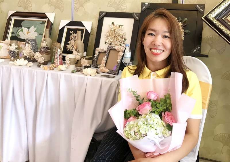 陳氏玉孝與她的“貝殼花”作品。