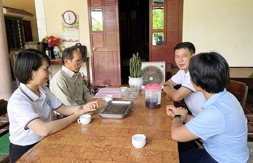 丁世鋒（左二）每月通過銀行賬戶領取退休金。