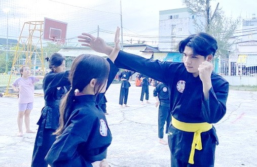 少兒在第十二郡兒童宮參加練武、學習 脫險技能。