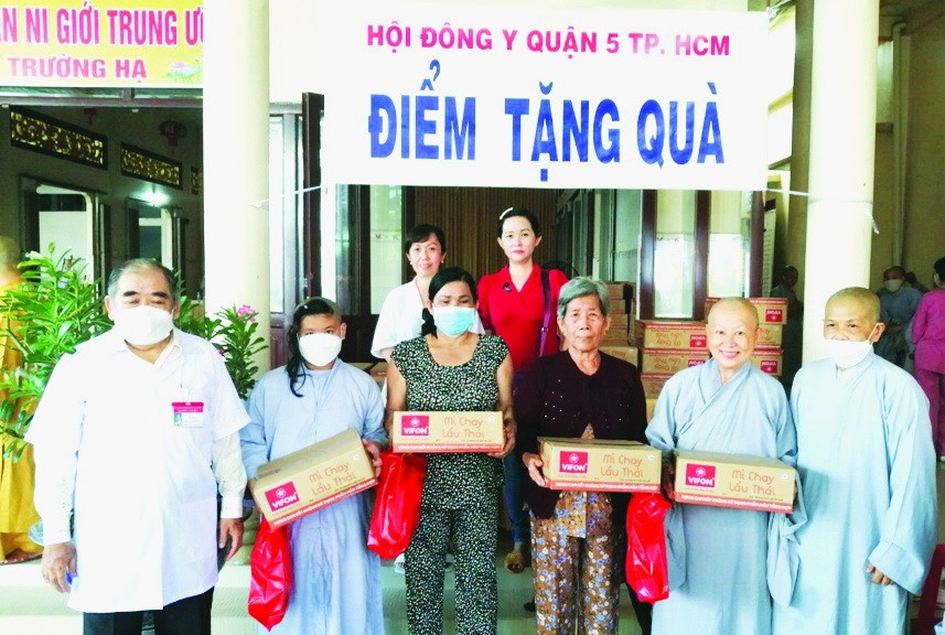 出家人及貧病者獲派發藥品及方便麵。