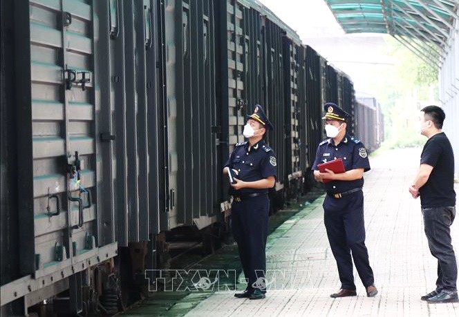 同登國際鐵路站口岸幹部在檢查進出口商品。