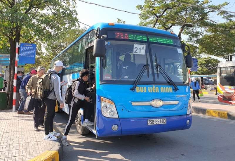 考生乘坐巴士。