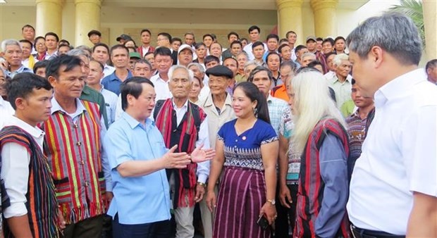 向德高望重少數民族同胞送禮物