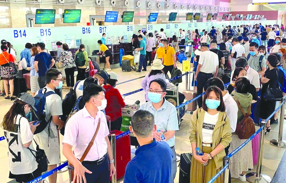 乘客辦理登機手續。